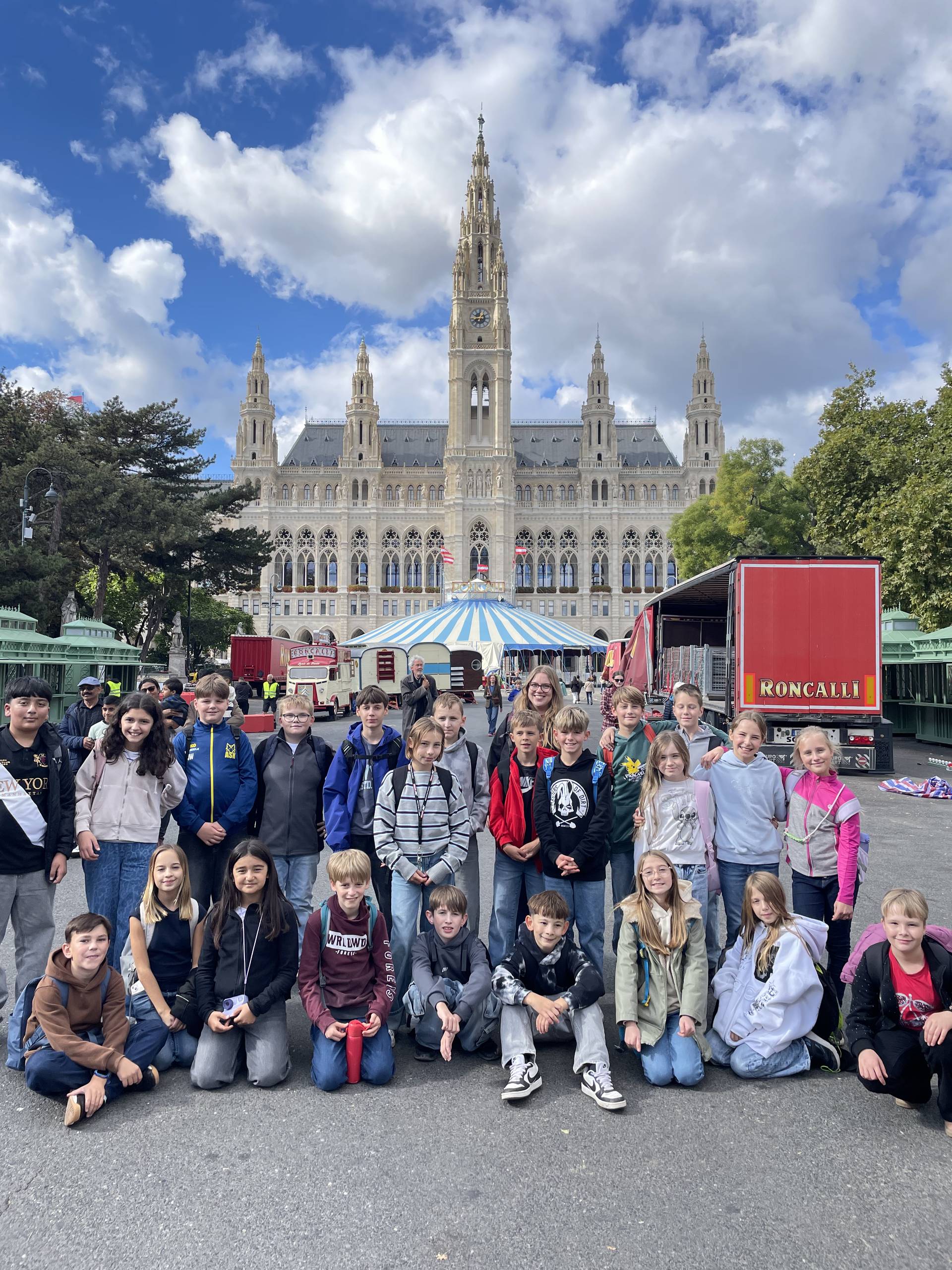Die Klasse 1c vor dem Wiener Rathaus