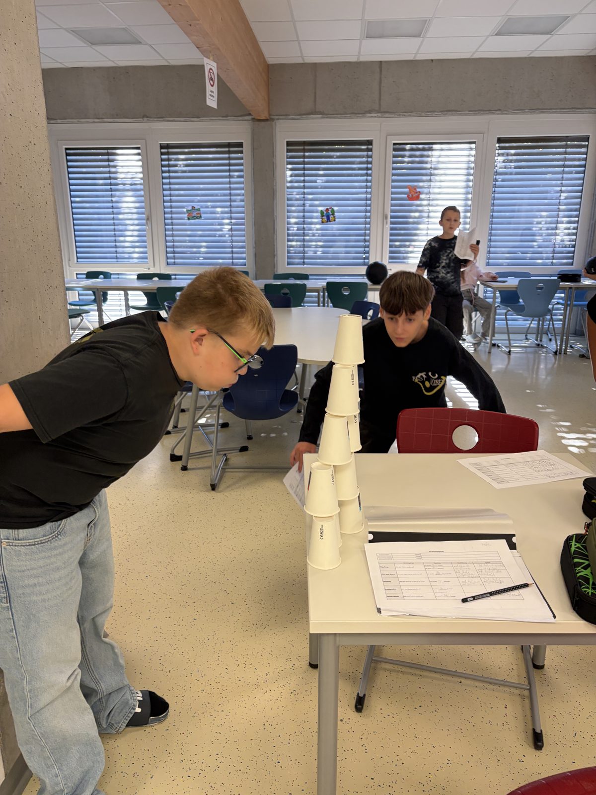 Schüler bei einer Station des Astronautentrainings