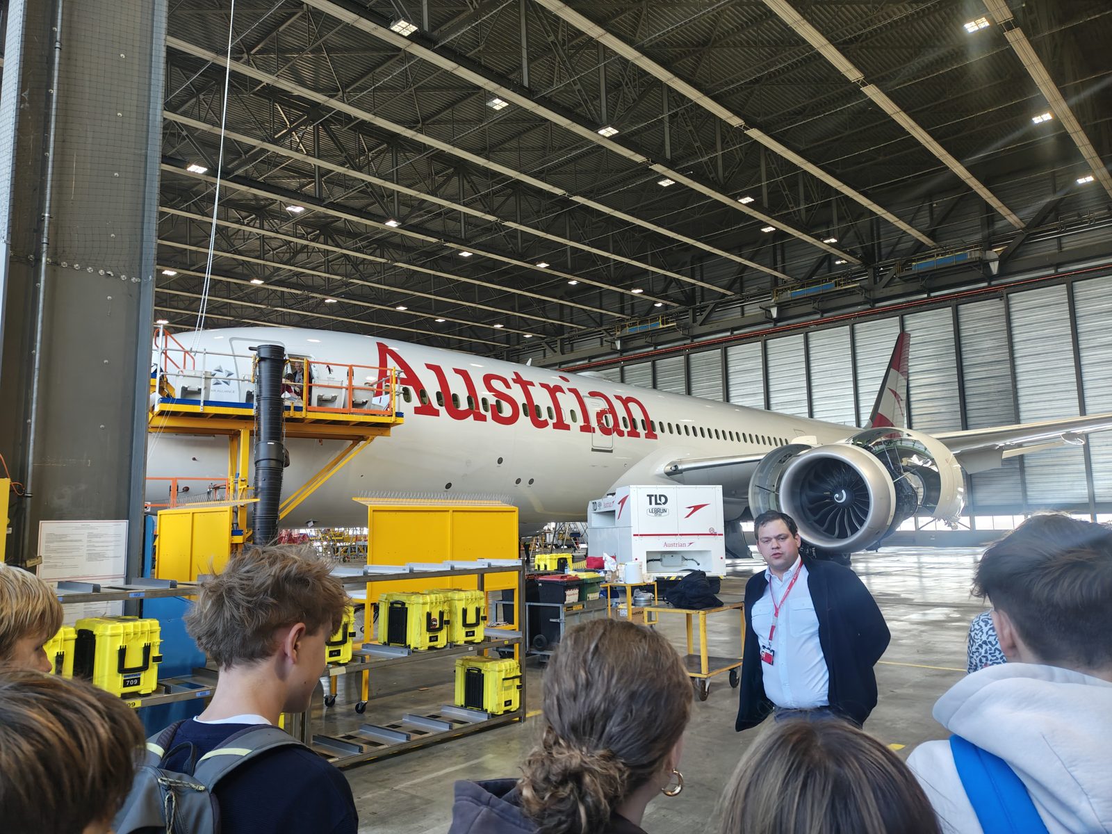 Führung vor einem Dreamliner bei Austrian Airlines