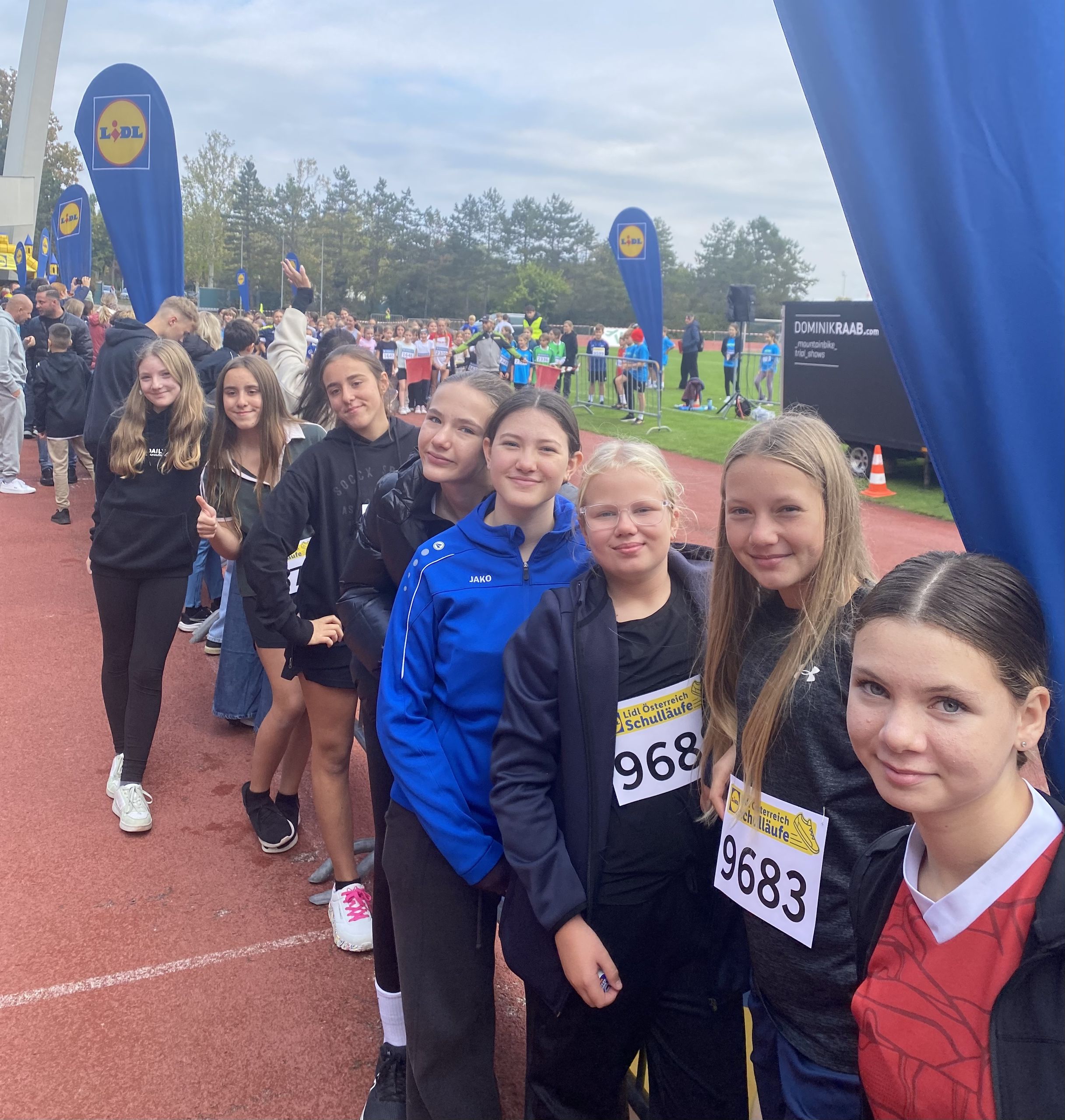Schülerinnen mit Startnummern beim Lidl Schullauf in Schwechat